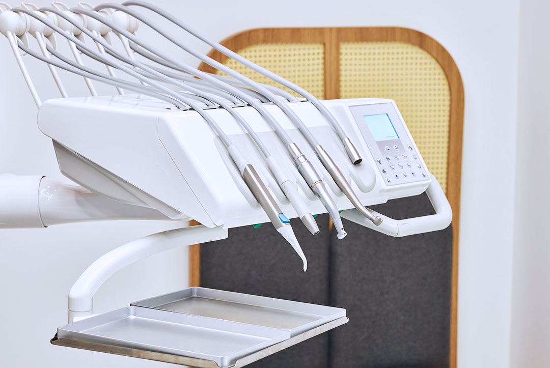 Hygienisch gereinigte, gut sortierte Zahnarztinstrumente an einem Behandlungsplatz.